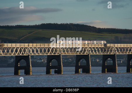 Premier train Scotrail le Tay Rail Bridge enjambant le Firth of Tay, l'Écosse. Banque D'Images