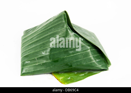 Nasi lemak coco 'RIZ' avec piment sambal enrouler dans des feuilles de bananier Banque D'Images