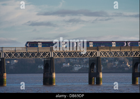 Premier train Scotrail le Tay Rail Bridge enjambant le Firth of Tay, l'Écosse. Banque D'Images