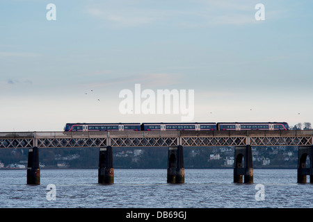 Premier train Scotrail le Tay Rail Bridge enjambant le Firth of Tay, l'Écosse. Banque D'Images