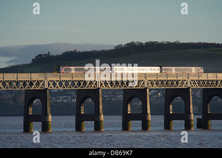 Premier train Scotrail le Tay Rail Bridge enjambant le Firth of Tay, l'Écosse. Banque D'Images