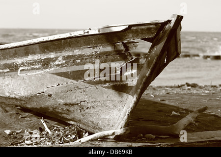 Bateau cassé dans la plage Banque D'Images