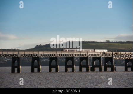 Premier train Scotrail le Tay Rail Bridge enjambant le Firth of Tay, l'Écosse. Banque D'Images