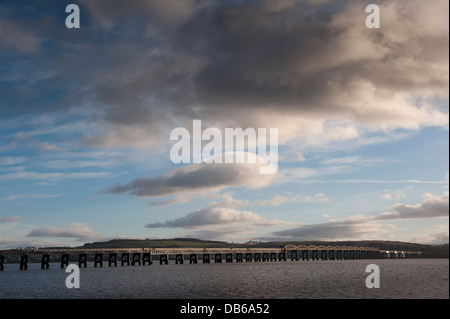 L'emblématique Tay Rail Bridge enjambant le Firth of Tay, l'Écosse. Banque D'Images