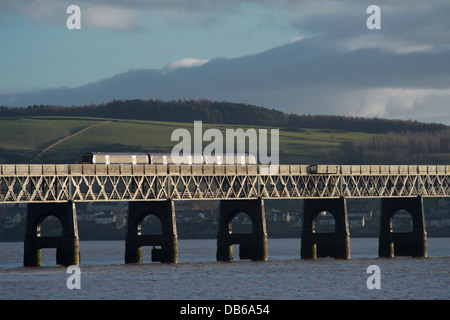 Premier train Scotrail le Tay Rail Bridge enjambant le Firth of Tay, l'Écosse. Banque D'Images