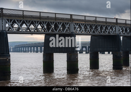 L'emblématique Tay Rail Bridge enjambant le Firth of Tay, l'Écosse. Banque D'Images