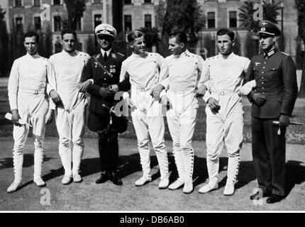 Sports, pentathlon moderne, championnat à Budapest, Hongrie, équipe allemande (de gauche à droite): 1er lieutenant Birk, 1er lieutenant Gotthard Handrick, capitaine Heigl, lieutenant Puettmann, lieutenant Cramer, lieutenant Hermann Lemp, lieutenant Schreiber, athlets, atlet, forces armées allemandes, Wehrmacht, Air Force, Armée, officiers, militaires, militaires, hommes historiques, 1930-1930-1930, non disponibles, Allemagne, Clearences, non-1930-19th-1930-19th-19th-19th-19th-dispend Banque D'Images