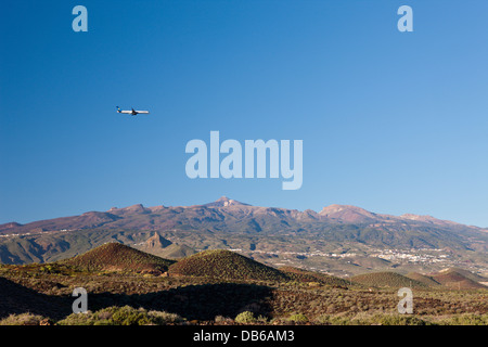 Approche de l'avion à l'Aéroport de Tenerife Sud, Tenerife, Canaries, Espagne Banque D'Images