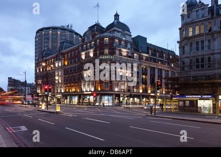 Grand magasin Harvey Nichols, Knitsbridge,Londres,Angleterre Banque D'Images