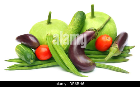 Des légumes frais - gourde bouteille, le concombre, la tomate, le gombo, l'aubergine et moringa Banque D'Images