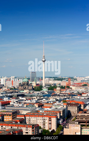 Skyline avec tour de télévision de l'Allemagne à Berlin Fernsehturm Banque D'Images