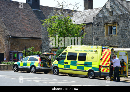 West Midlands Ambulance Service des ambulances sur appel dans High Street, Ledbury, Herefordshire, Angleterre, Royaume-Uni Banque D'Images