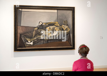 Visiteur à la peinture de Picasso à Dora Maar aux ongles verts au Musée Berggruen à Berlin Allemagne Banque D'Images