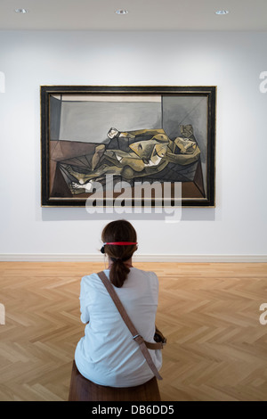 Visiteur à la peinture de Picasso à Dora Maar aux ongles verts au Musée Berggruen à Berlin Allemagne Banque D'Images