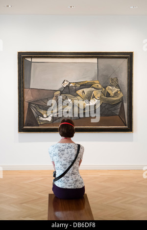 Visiteur à la peinture de Picasso à Dora Maar aux ongles verts au Musée Berggruen à Berlin Allemagne Banque D'Images