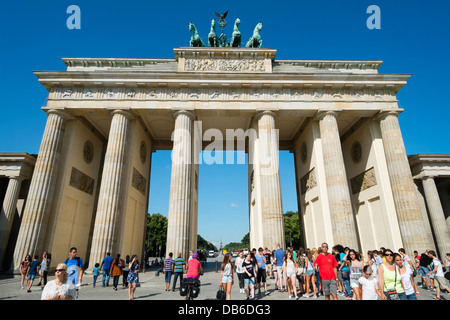 De nombreux touristes à la porte de Brandebourg à Berlin Allemagne Banque D'Images