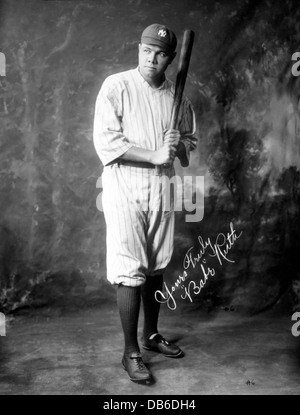 BABE RUTH (1895-1948), joueur américain de baseball en 1920 avec son kit de New York Yankees
