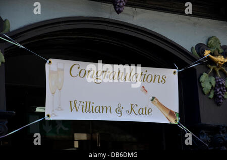 WINDSOR, Angleterre 24 JUILLET 2013 : la duchesse de Cambridge pub en face du château de Windsor célèbre la naissance du bébé royal à la duchesse de Cambridge et le Prince Williiam CandyAppleRed Crédit : Images/Alamy Live News Banque D'Images