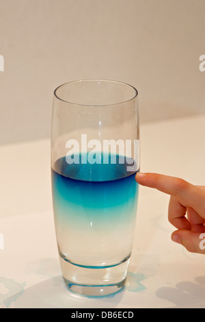 Kid's expérience scientifique - l'eau de faible densité Banque D'Images