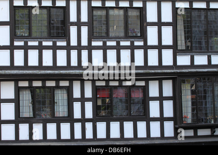 Fenêtres à vitraux vieux bâtiment à charpente en bois à Dartmouth, Devon, Angleterre, Royaume-Uni. Banque D'Images