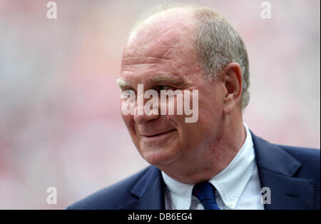 Fußball Testspiele Uli Hoeness Cup FC Bayern München - FC Barcelone am 24.07.2013 in der Allianz Arena de Munich (Bavière). Le président Uli Hoeness von München steht vor Spielbeginn auf dem Rasen. Foto : Andreas Gebert/dpa (c) afp - Bildfunk Banque D'Images