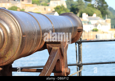 Grand Canon avec un affût de canon pointant sur la rivière Dart à Dartmouth, Devon, Angleterre, Royaume-Uni. Banque D'Images