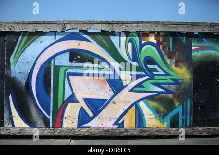 Sur le mur peint des graffitis dans les skate park Banque D'Images