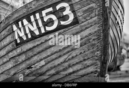 Ancien bateau en bois à quai sec avec numéros d'identification en noir et blanc peint à l'avant Banque D'Images