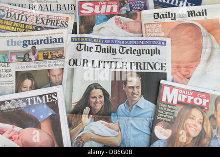 La réaction de la presse quotidienne britannique mercredi 24 juillet 2013 lorsque le duc et la duchesse de Cambridge a quitté l'aile Lindo de l'Hôpital St Mary de Londres (ils ont quitté le mardi 23 juillet 2013) après la naissance de leur fils le lundi 22 juillet 2013. Credit : Maurice Savage/Alamy Live News Banque D'Images