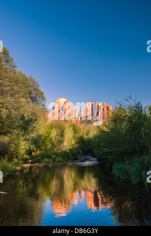 Cathedral Rock au coucher du soleil de Oak Creek Canyon à Sedona, Arizona Banque D'Images