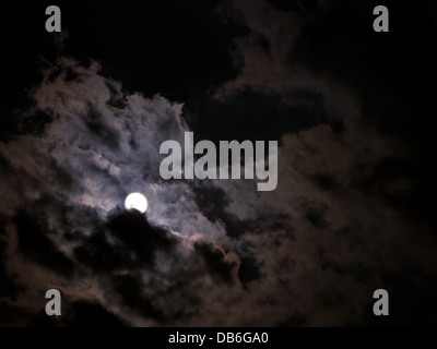 Du vrai ciel avec pleine lune Banque D'Images