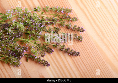 Bouquet de fleurs de thym sur un arrière-plan de tables en bois Banque D'Images