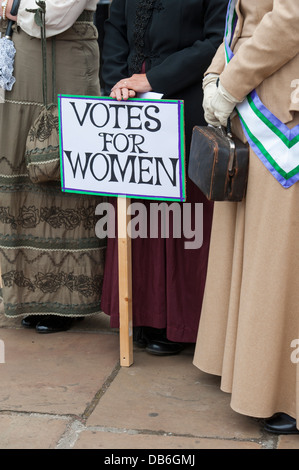 Les suffragettes tenant un vote des femmes affiche de démonstration d'un mouvement des suffragettes Banque D'Images