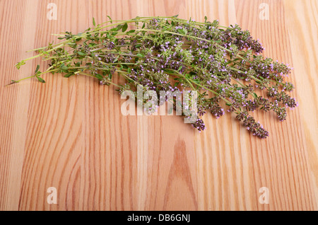 Bouquet de fleurs de thym sur un arrière-plan de tables en bois Banque D'Images