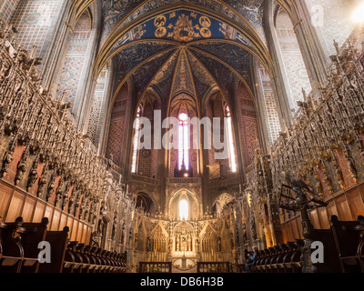 Choir et l'arrière de la Cathédrale du Dôme. Intérieur détaillé de la grande cathédrale d'Albi. Un touriste prend l'une des stalles du choeur Banque D'Images