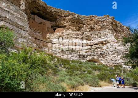 Les touristes à Montezuma Castle National Monument, bien préservé d'habitation de la falaise, tribue Sinagua nr Camp Verde, Arizona, USA Banque D'Images