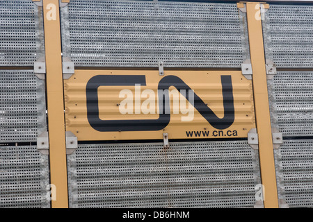 Canadian National Railroad Logo sur le train de marchandises dans des wagons de marchandises à Saginaw Texas USA Banque D'Images