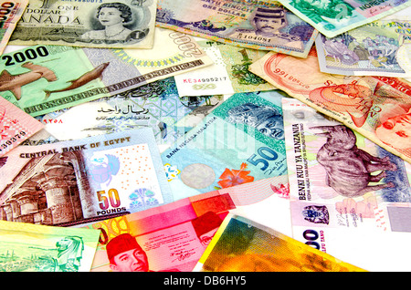 Une collection de billets de différents pays Banque D'Images