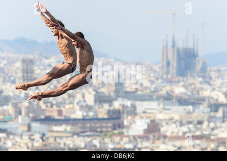 Barcelone, Espagne. 21 Juillet 2013 : l'Ukraine Oleksandr Gorshkovozov Mezhenskyi Dmytro et plonger dans les dix mètres de la concurrence de la plate-forme à la 15e Championnats du Monde FINA à Barcelone Banque D'Images