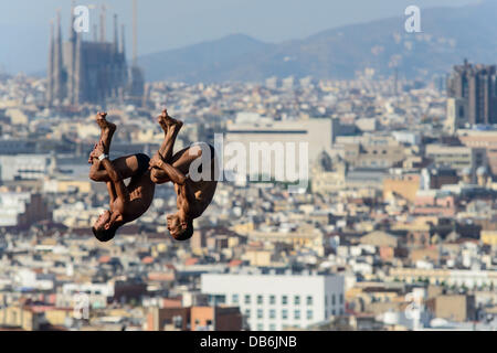 Barcelone, Espagne. 21 Juillet 2013 : Cuba's Jose Guerra et Jeinkler Aguirre plonger durant les dix mètres de la concurrence de la plate-forme à la 15e Championnats du Monde FINA à Barcelone Banque D'Images