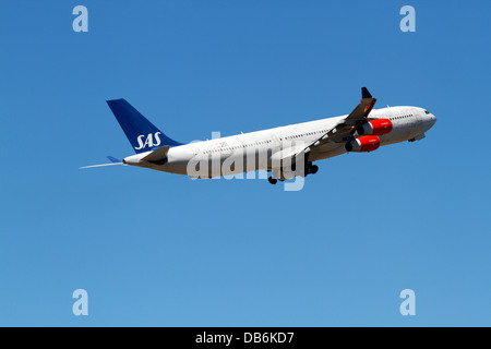 OY-IFS SAS Scandinavian Airlines Airbus A340-313 décolle à l'aéroport de Kastrup CPH, Copenhague, Danemark, l'un après-midi d'été. Banque D'Images