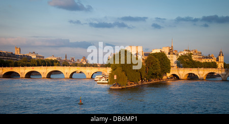 Vue du coucher de soleil du Pont Neuf, Ile-de-la-Cite et de la Seine, Paris France Banque D'Images