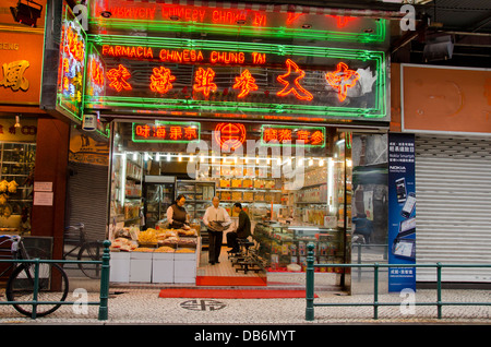 La Chine, Macao. 'Chinatown' historique du centre-ville de Macao, site du patrimoine de l'UNESCO. Pharmacie holistique traditionnelle chinoise. Banque D'Images