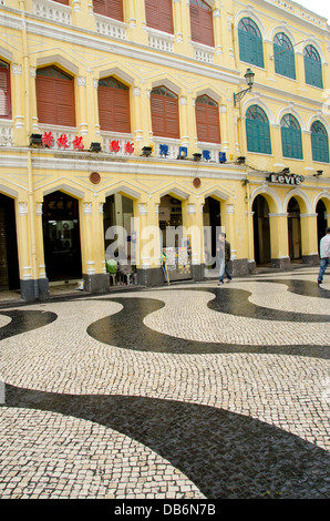 La Chine, Macao. Centre historique de Macao, Largo do Senado (aka la Place Senado), avec un style néo-classique de l'architecture portugaise. Banque D'Images