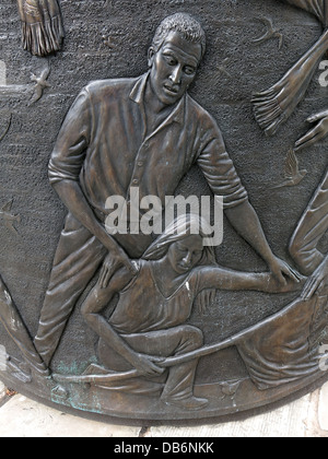 Détails du monument commémoratif de hillsborough, en bronze circulaire de 7 mètres de haut, dans le quartier Old Haymarket de Liverpool Banque D'Images