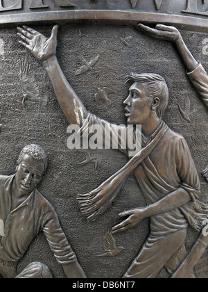 Détail du monument commémoratif de 7 mètres de haut en bronze circulaire Hillsbrough dans le quartier Old Haymarket du centre-ville de Liverpool - Hillsborough Banque D'Images