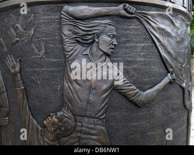 Détails du monument commémoratif de hillsborough, en bronze circulaire de 7 mètres de haut, dans le quartier Old Haymarket de Liverpool Banque D'Images