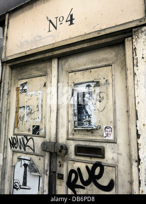 No4, vieille porte,bâtiment abandonné avec affiches, Liverpool, Merseyside, North West England, UK Banque D'Images