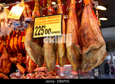 Jamon iberico jambons accroché à l'intérieur du marché de la boqueria à Barcelone Catalogne Espagne Banque D'Images