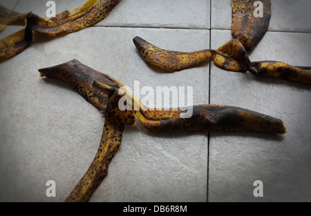 Pelures de bananes mûres, étalé sur une plaque de marbre Banque D'Images